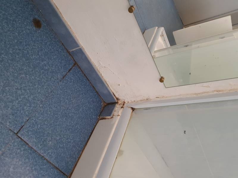 Sol de salle de bain avant rénovation