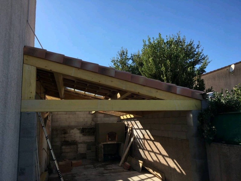 Charpente avec mortaise en deux pentes et alignement d'une cuisine d'été Le Puy-Sainte-Réparade 