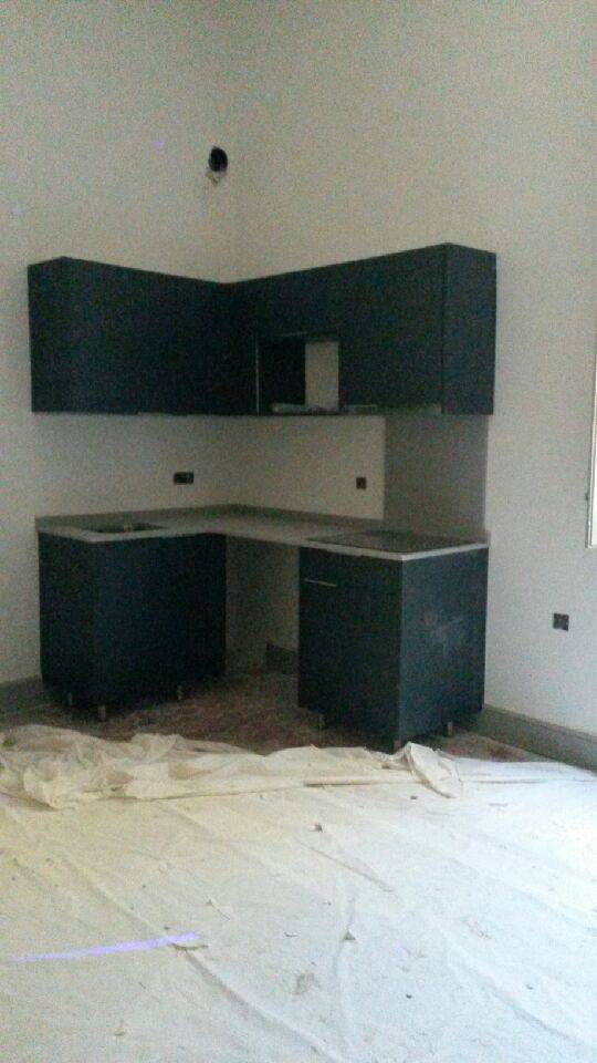 pose de menuiserie et peinture cuisine pour restauration à neuf d'un appartement sur cavaillon