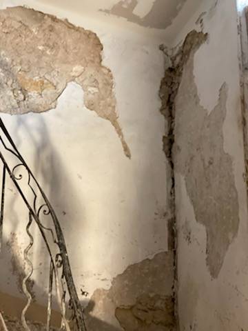 restauration de vieux mur dans un immeuble à cavaillon
