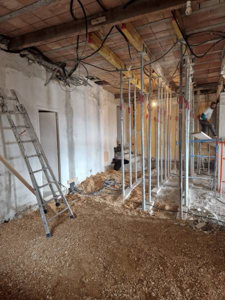 Entreprise de construction à Marseille : spécialiste en démolition, chape en béton, faux plafond, peinture et carrelage