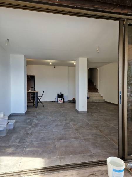 Entreprise de construction à Marseille : spécialiste en démolition, chape en béton, faux plafond, peinture et carrelage