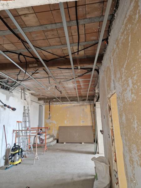 Entreprise de construction à Marseille : spécialiste en démolition, chape en béton, faux plafond, peinture et carrelage