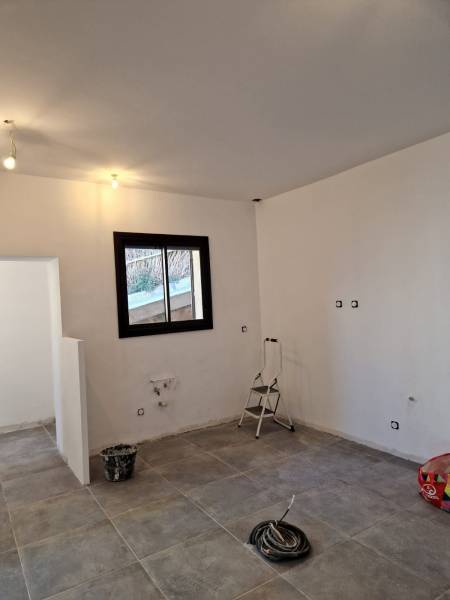 Entreprise de construction à Marseille : spécialiste en démolition, chape en béton, faux plafond, peinture et carrelage