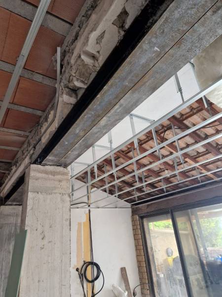 Entreprise de construction à Marseille : spécialiste en démolition, chape en béton, faux plafond, peinture et carrelage