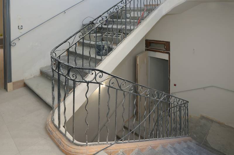 Rénovation d'une entrée d'escalier peinture et rampe sur Nimes