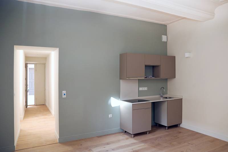 Peinture en batiment professionnel à Nimes