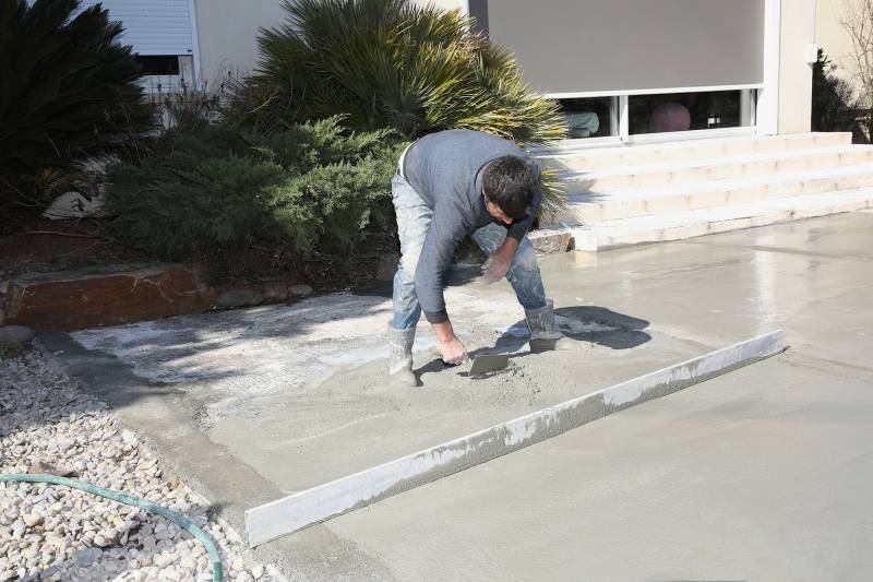 Restauration et rénovation d'une piscine en béton à Carnoux en Provence