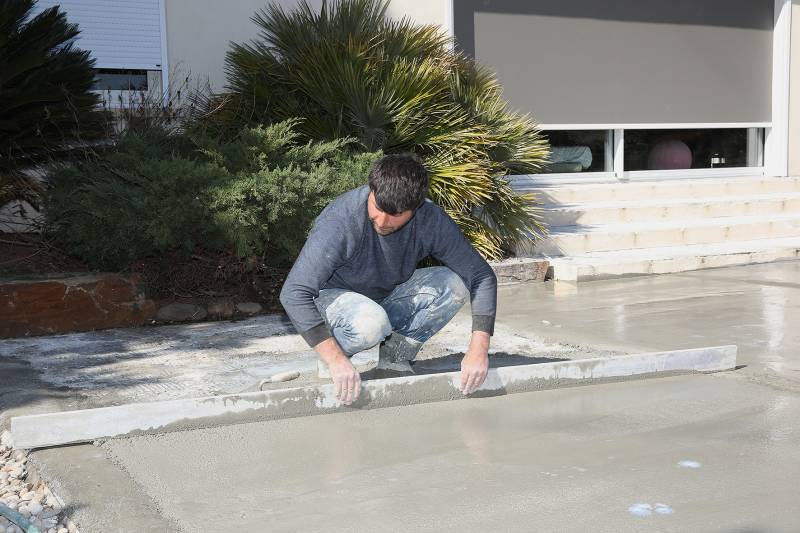 Restauration et rénovation d'une piscine en béton à Carnoux en Provence